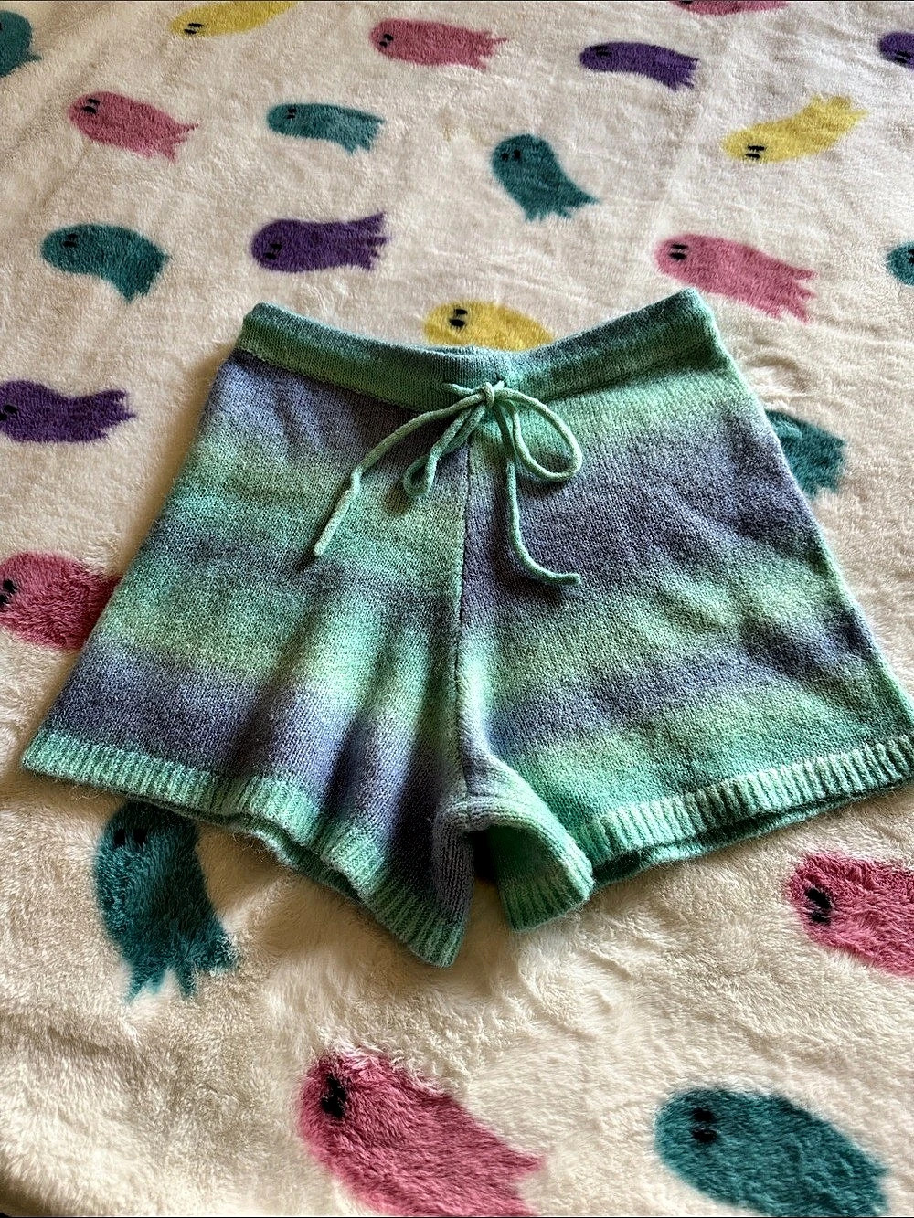 Lilly Pulitzer Tie-Dye Knit Shorts in Green & blue Size Medium (8) Like New